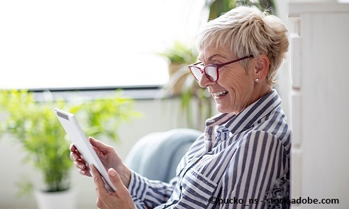Foto Senioren VHS Ältere Frau schaut auf ein Tablet